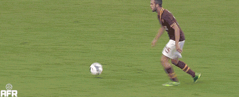 Ecco una delle meraviglie di Miralem Pjanic con la Roma: pallonetto perfetto da fuori area che sorprende tutti, portiere compreso