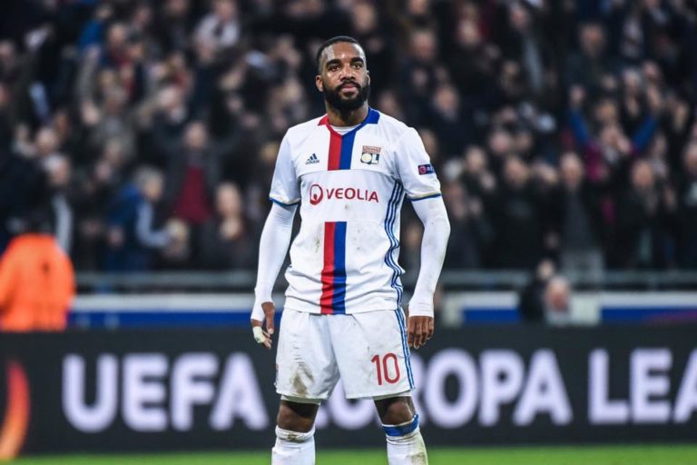 Lione, ufficiale il ritorno di Lacazette: contratto fino al 2025