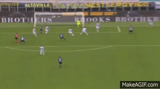 Sinistro al volo in arretramento e palla all’incrocio. Da far vedere nelle scuole calcio.