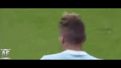 Movimento ad uscire per liberarsi dalla marcatura, e tiro al volo sul secondo palo. Bonucci e Musacchio possono solo stare a guardare.