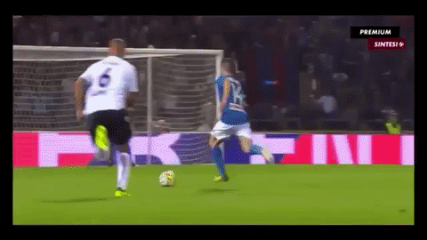 Classico esempio di come NON ci si difende da un attacco centrale del Napoli. 